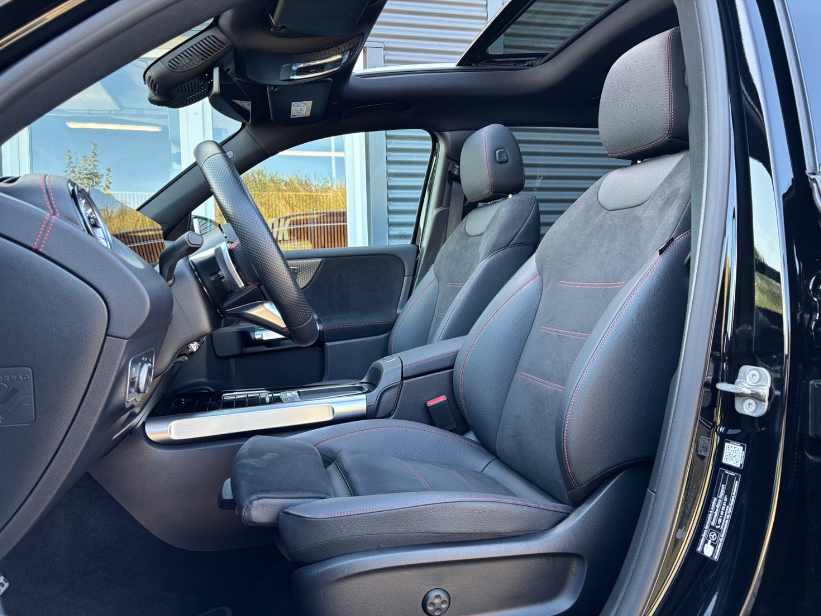 Sort Mercedes EQB250+ fra 2025