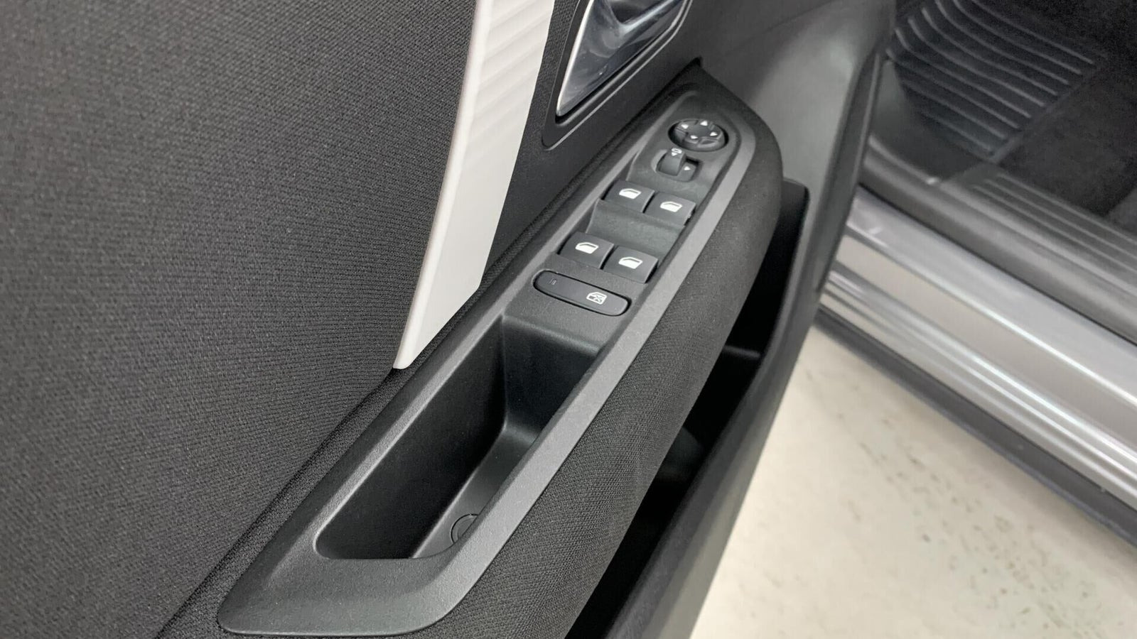 Grå Citroën ë-C4 fra 2025