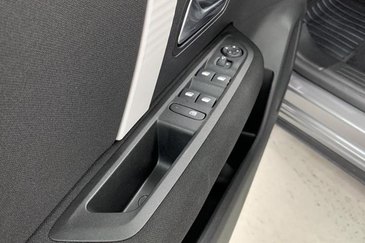 Grå Citroën ë-C4 fra 2025