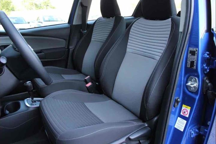 Blå Toyota Yaris fra 2018
