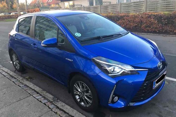 Blå Toyota Yaris fra 2018