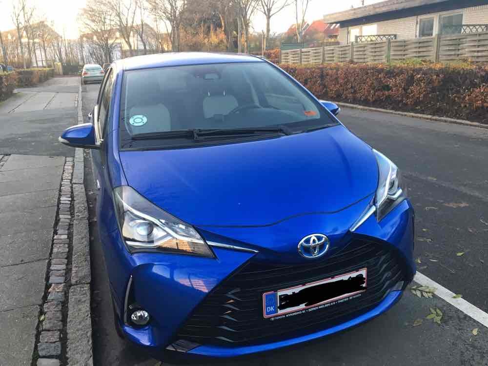 Blå Toyota Yaris fra 2018