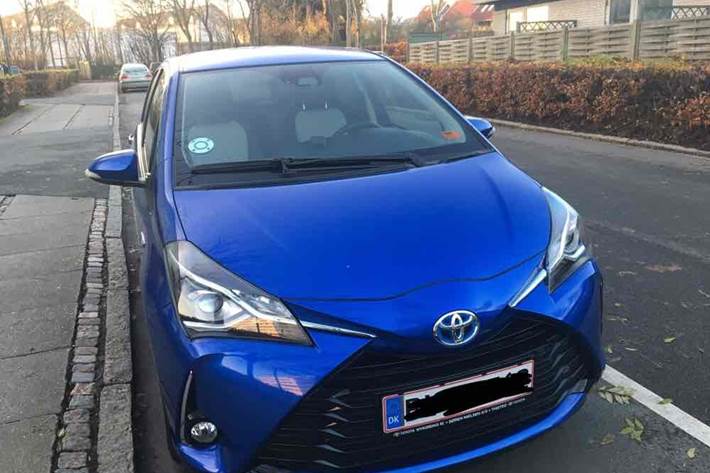 Blå Toyota Yaris fra 2018