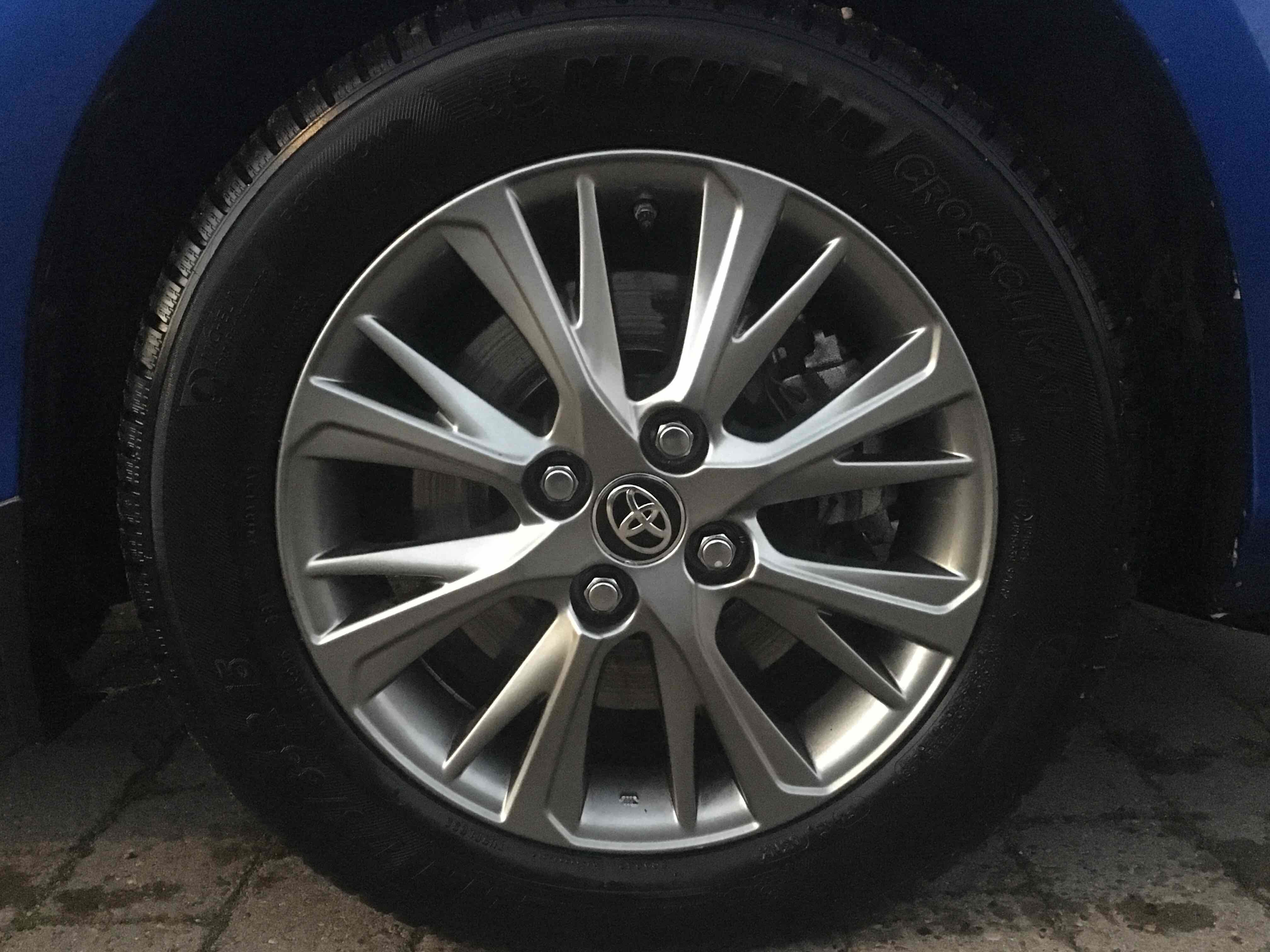 Blå Toyota Yaris fra 2018