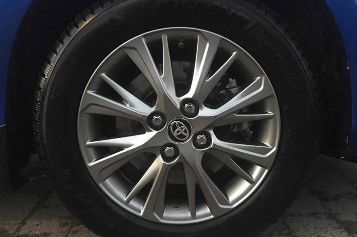 Blå Toyota Yaris fra 2018