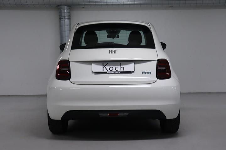 Hvid Fiat 500e fra 2023