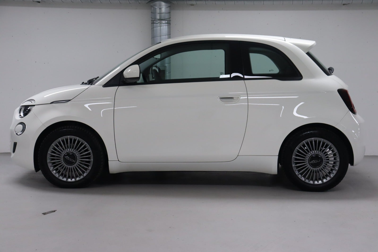 Hvid Fiat 500e fra 2023