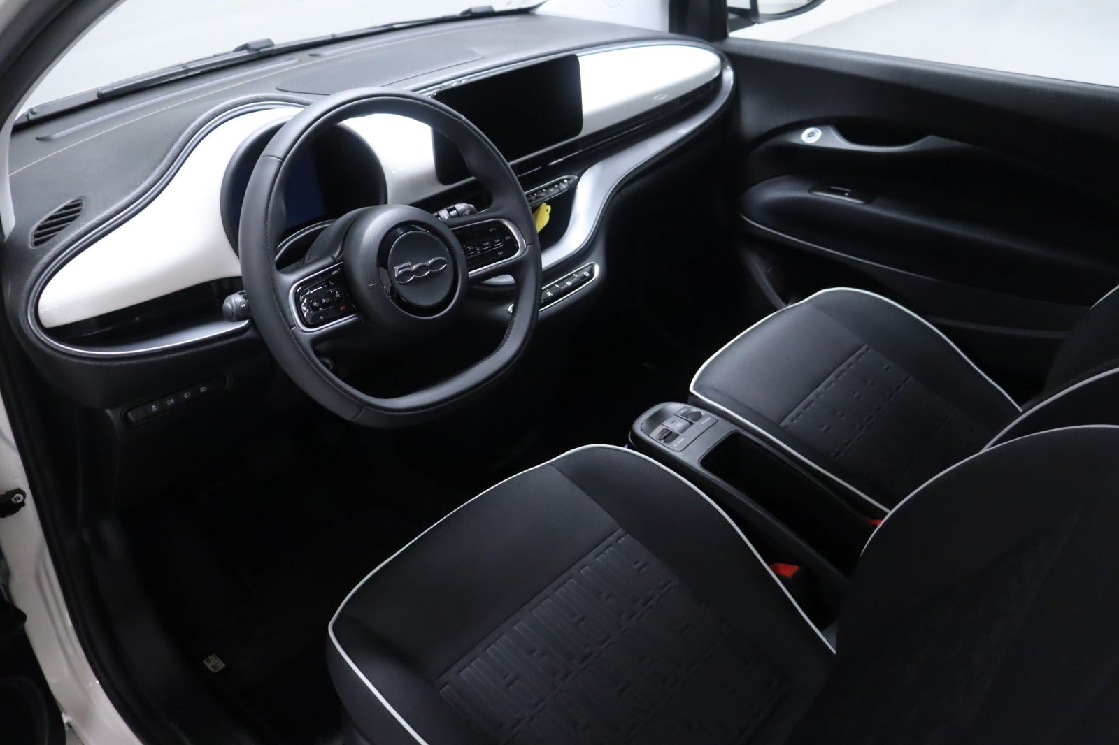 Hvid Fiat 500e fra 2023