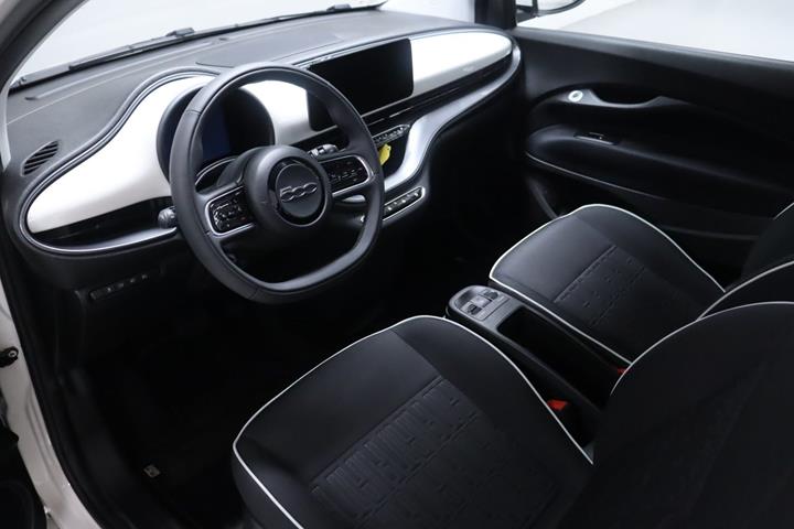 Hvid Fiat 500e fra 2023