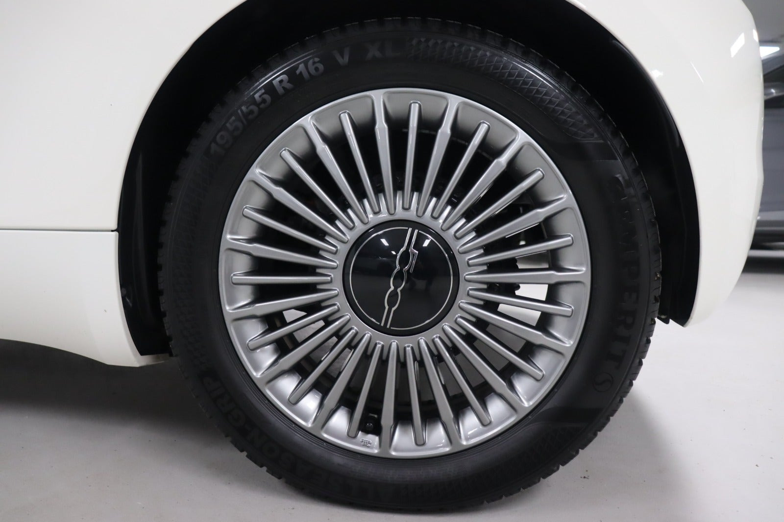 Hvid Fiat 500e fra 2023