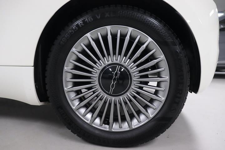 Hvid Fiat 500e fra 2023