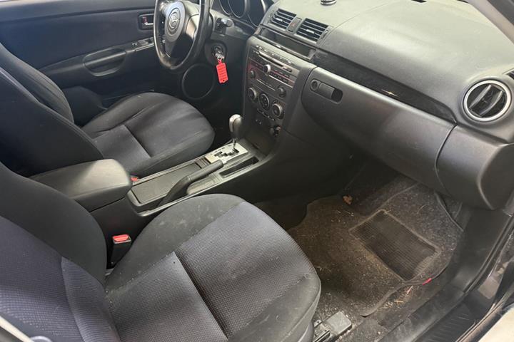 Grå Mazda 3 fra 2007