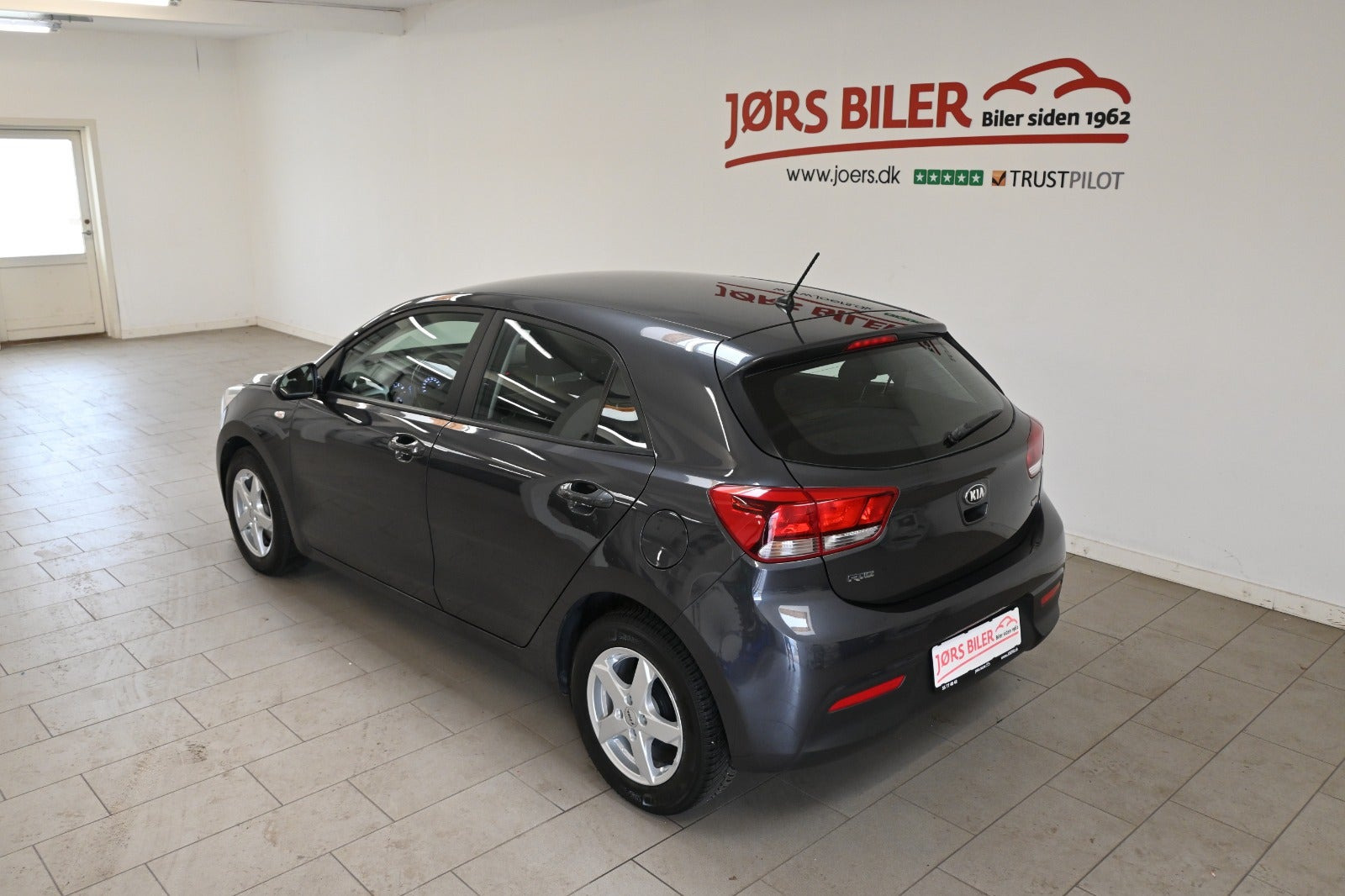 Grå Kia Rio fra 2017