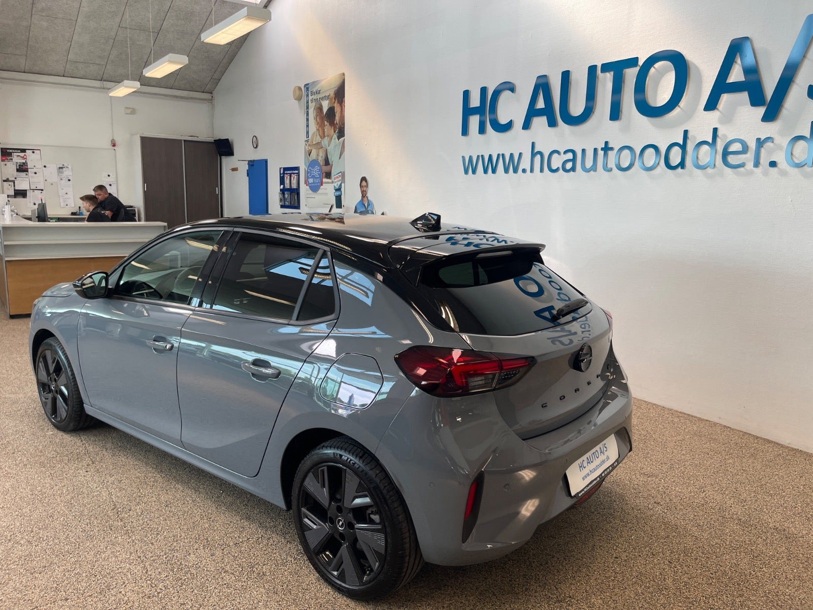 Grå Opel Corsa-e fra 2024