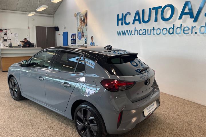 Grå Opel Corsa-e fra 2024