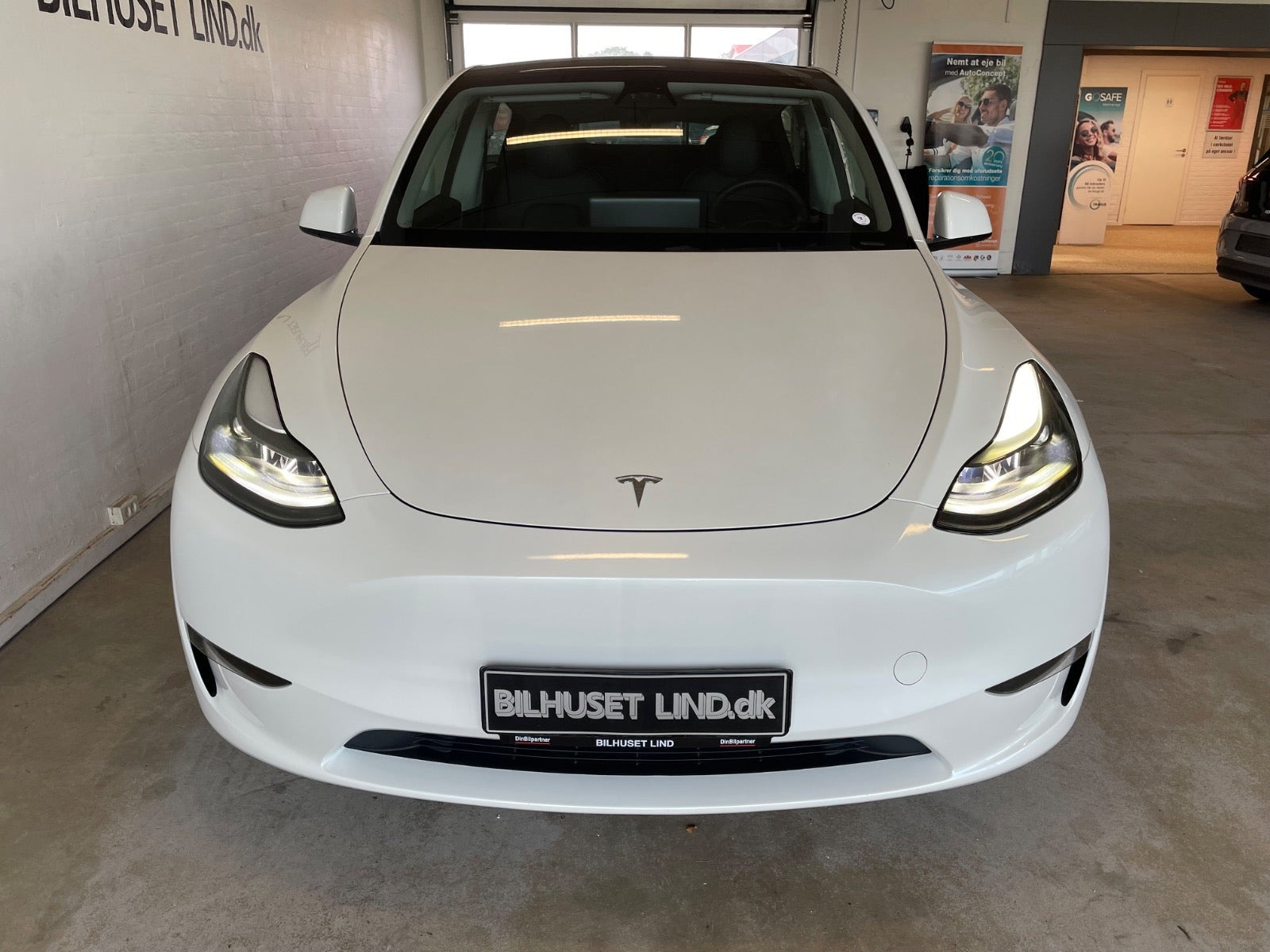 Hvid Tesla Model Y fra 2024