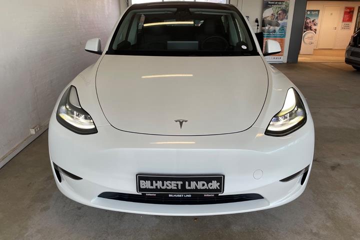 Hvid Tesla Model Y fra 2024