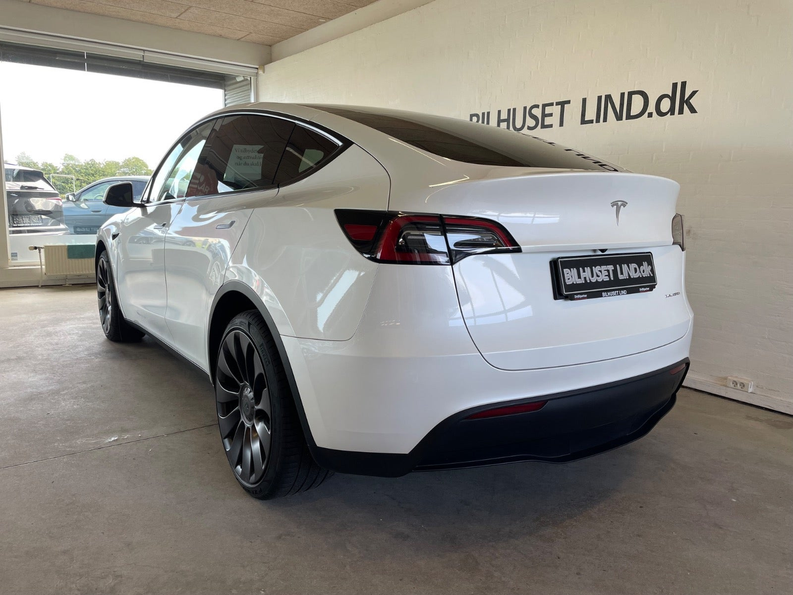 Hvid Tesla Model Y fra 2024