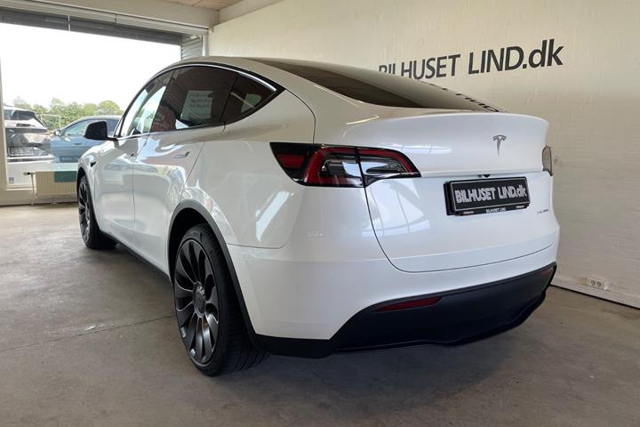 Hvid Tesla Model Y fra 2024