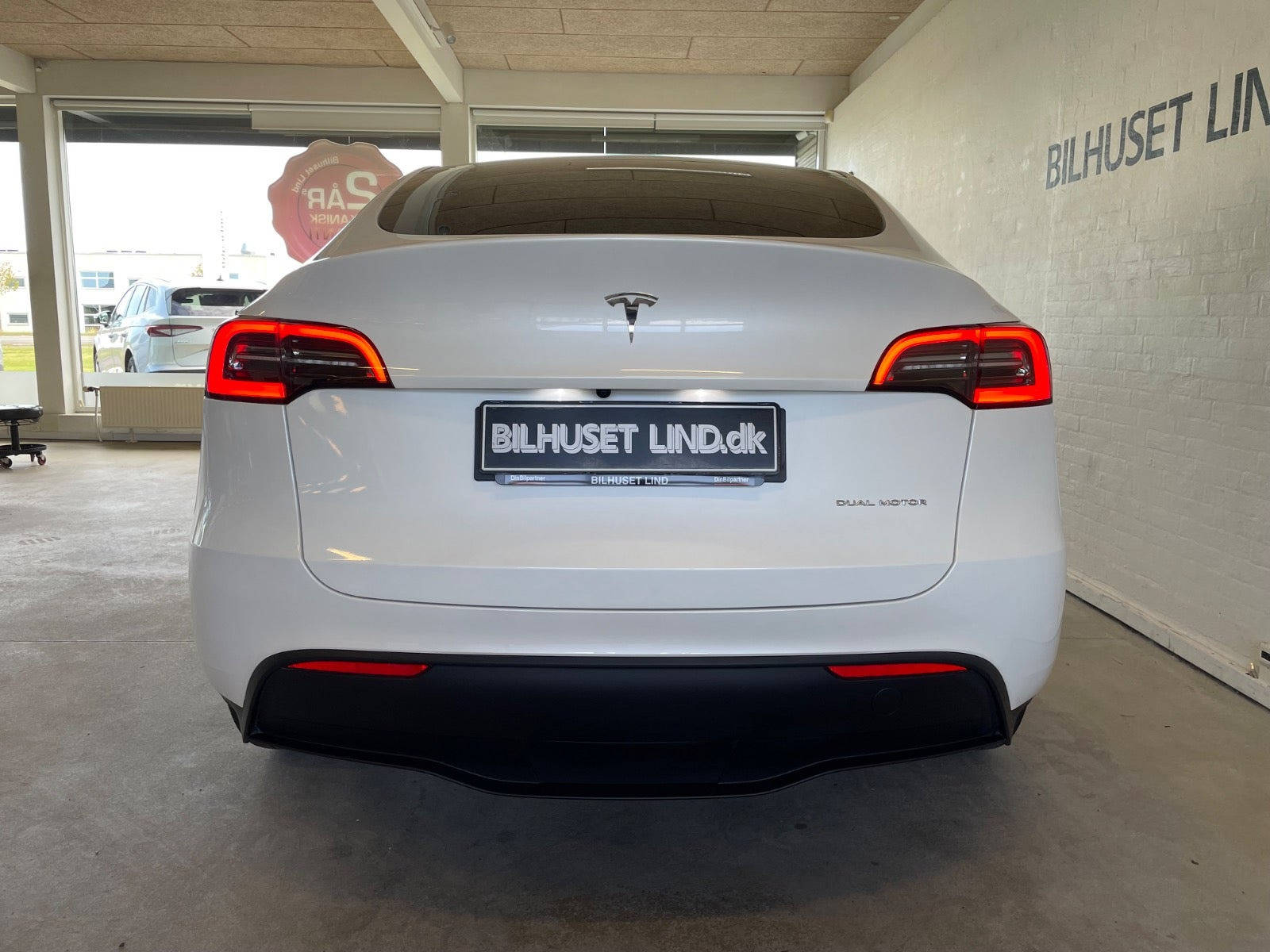 Hvid Tesla Model Y fra 2024