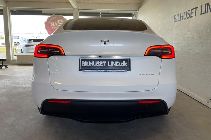 Hvid Tesla Model Y fra 2024