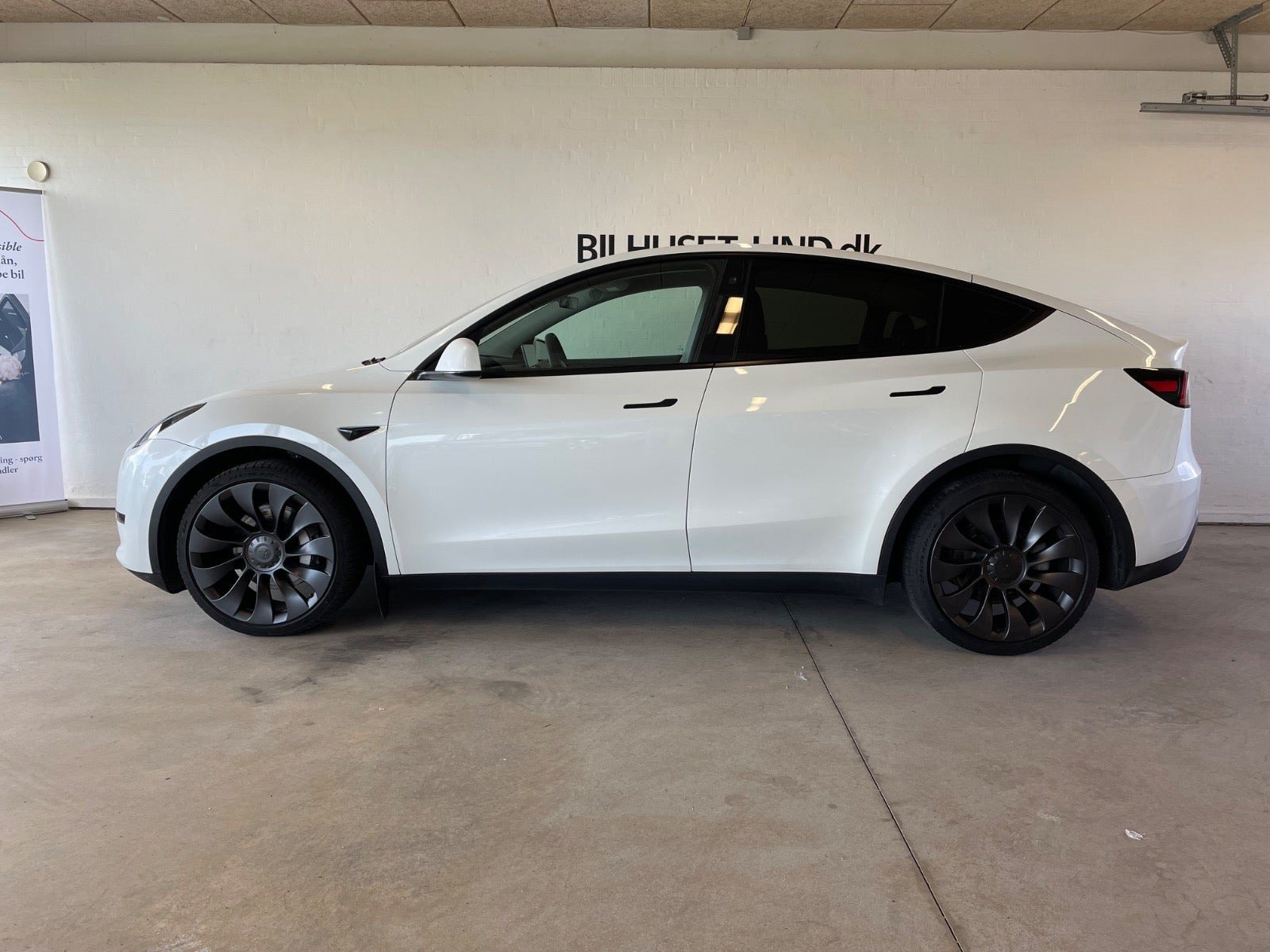 Hvid Tesla Model Y fra 2024