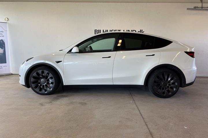 Hvid Tesla Model Y fra 2024