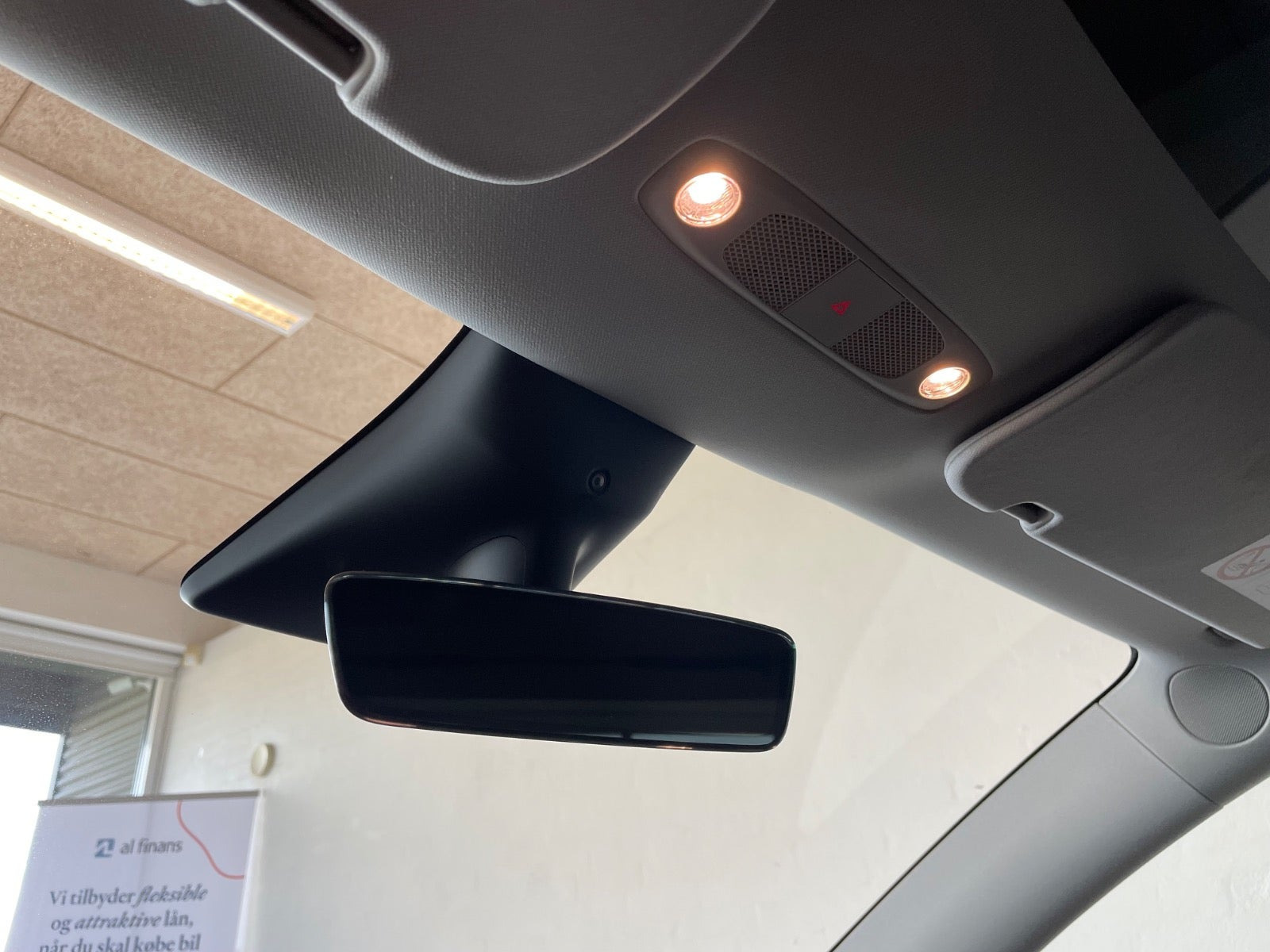 Hvid Tesla Model Y fra 2024