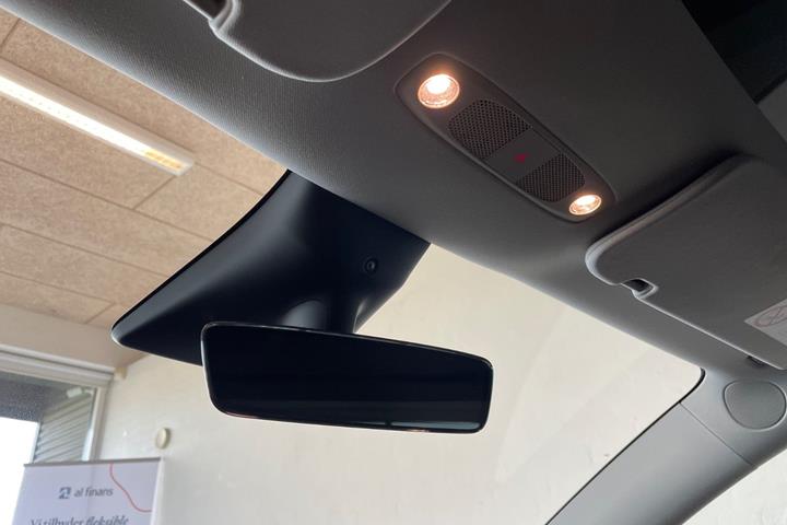 Hvid Tesla Model Y fra 2024