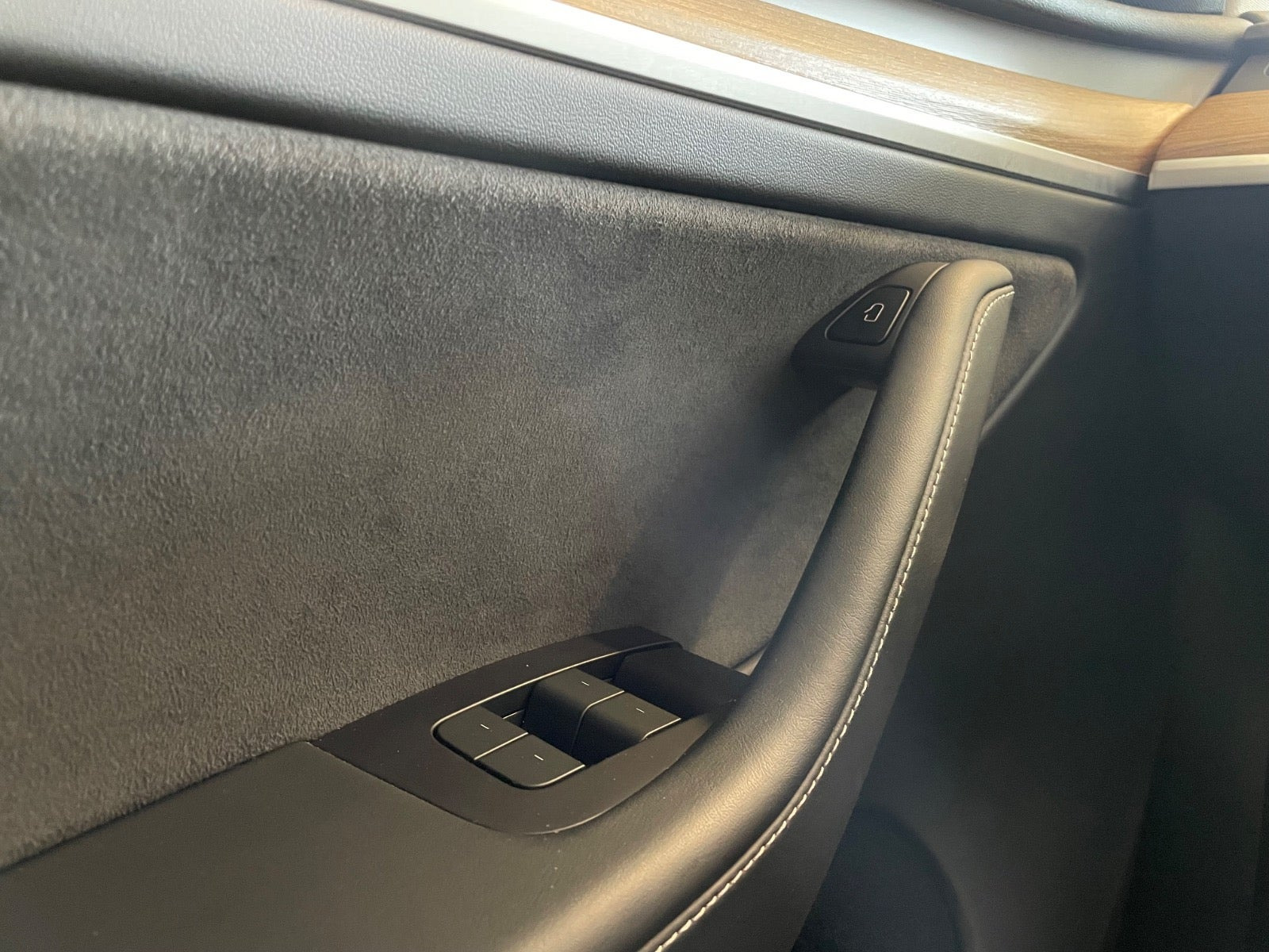 Hvid Tesla Model Y fra 2024