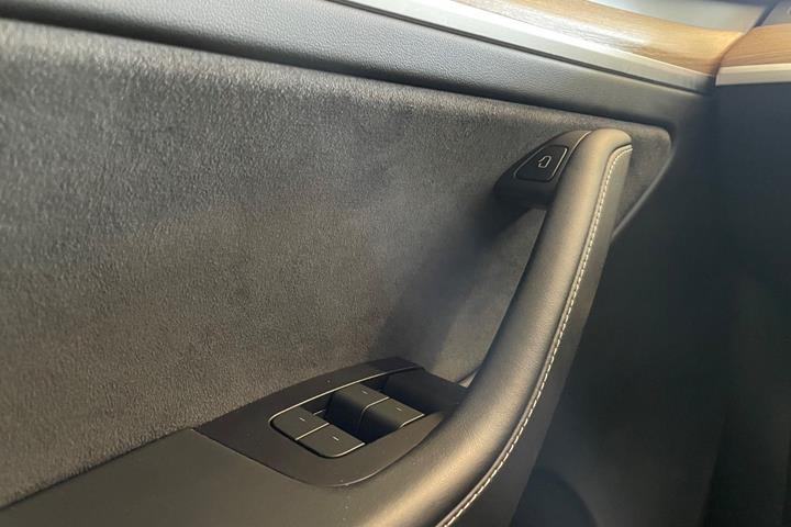 Hvid Tesla Model Y fra 2024