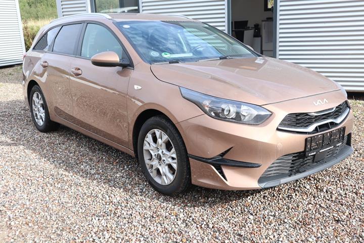 Brun Kia Ceed fra 2022 set udefra