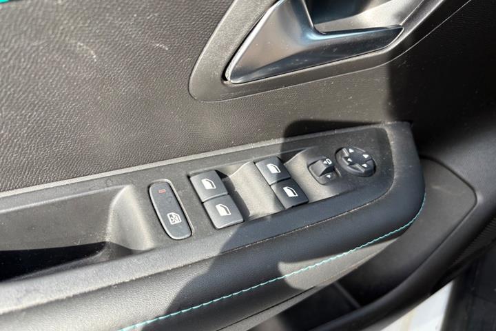 Hvid Peugeot 208 fra 2021
