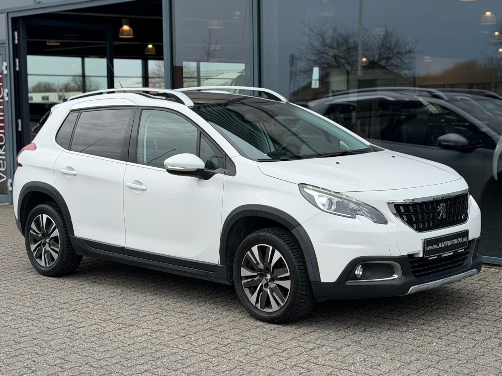 Peugeot 2008 1,2 e-THP 110 Allure Sky