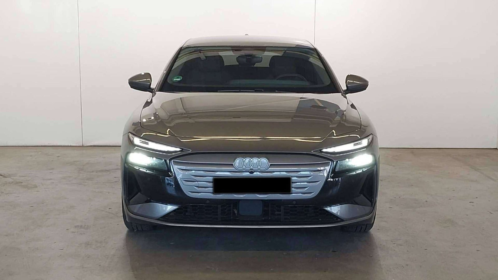 Grå Audi A6 e-tron fra 2025