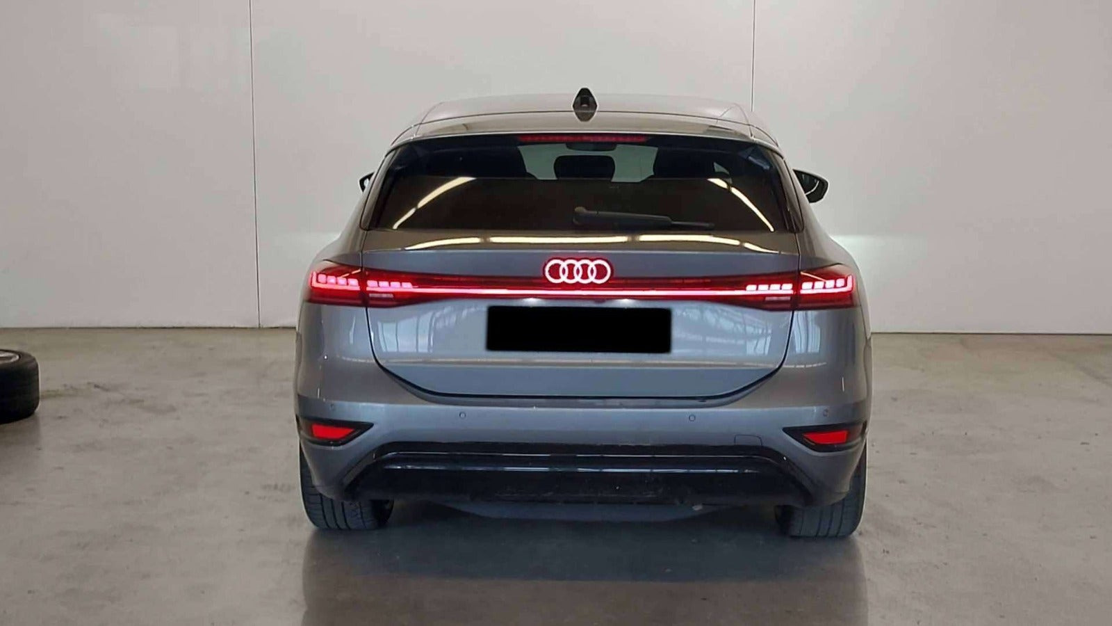 Grå Audi A6 e-tron fra 2025