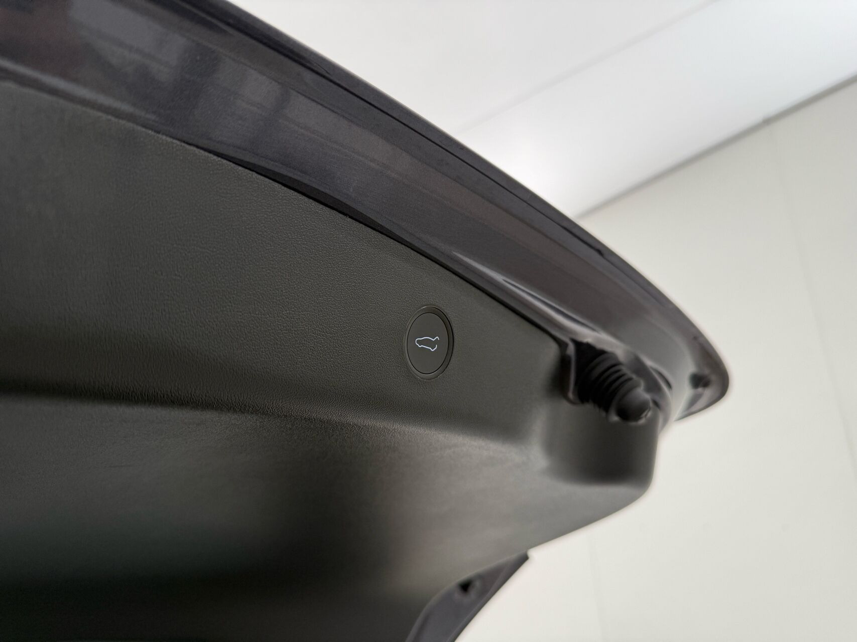 Grå Tesla Model 3 fra 2023