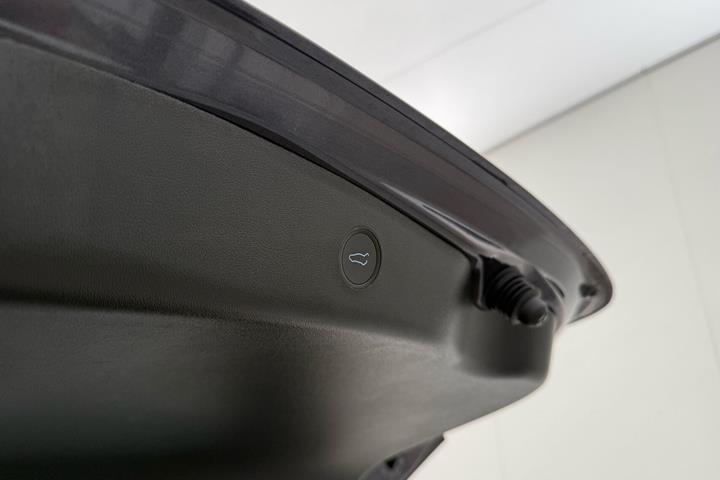 Grå Tesla Model 3 fra 2023