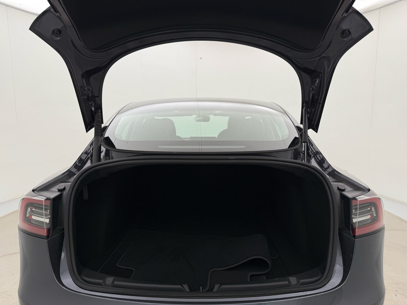 Grå Tesla Model 3 fra 2023