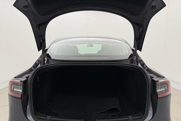 Grå Tesla Model 3 fra 2023