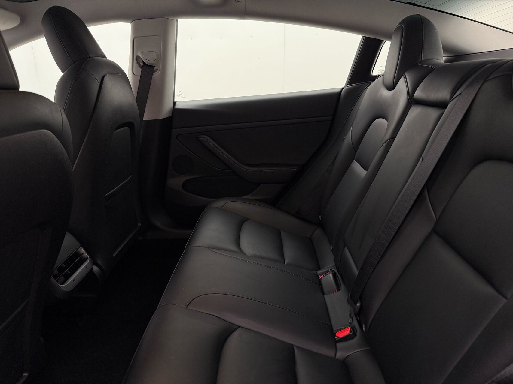 Grå Tesla Model 3 fra 2023