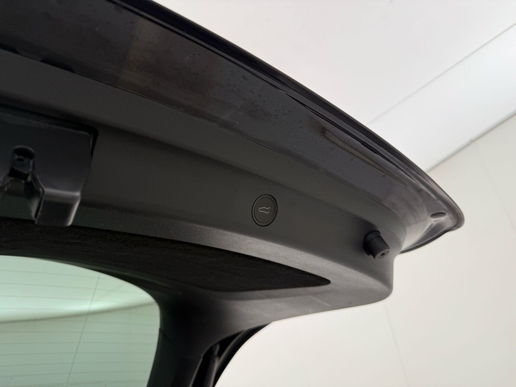 Sort Tesla Model Y fra 2024