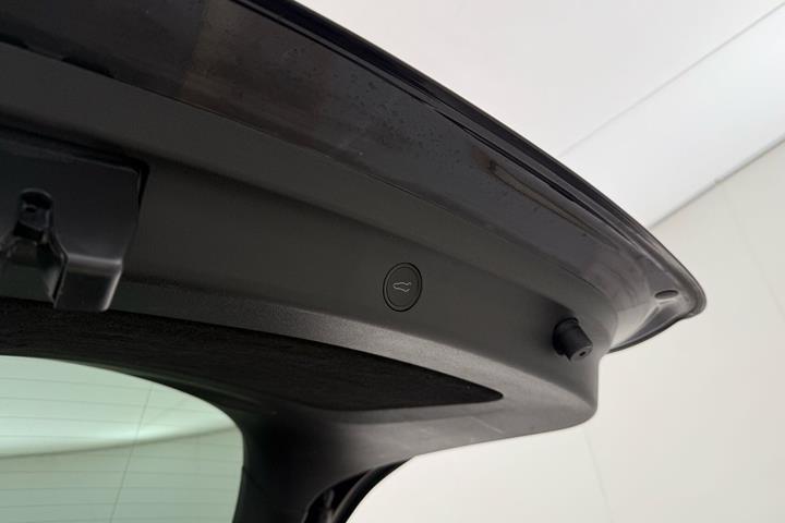 Sort Tesla Model Y fra 2024