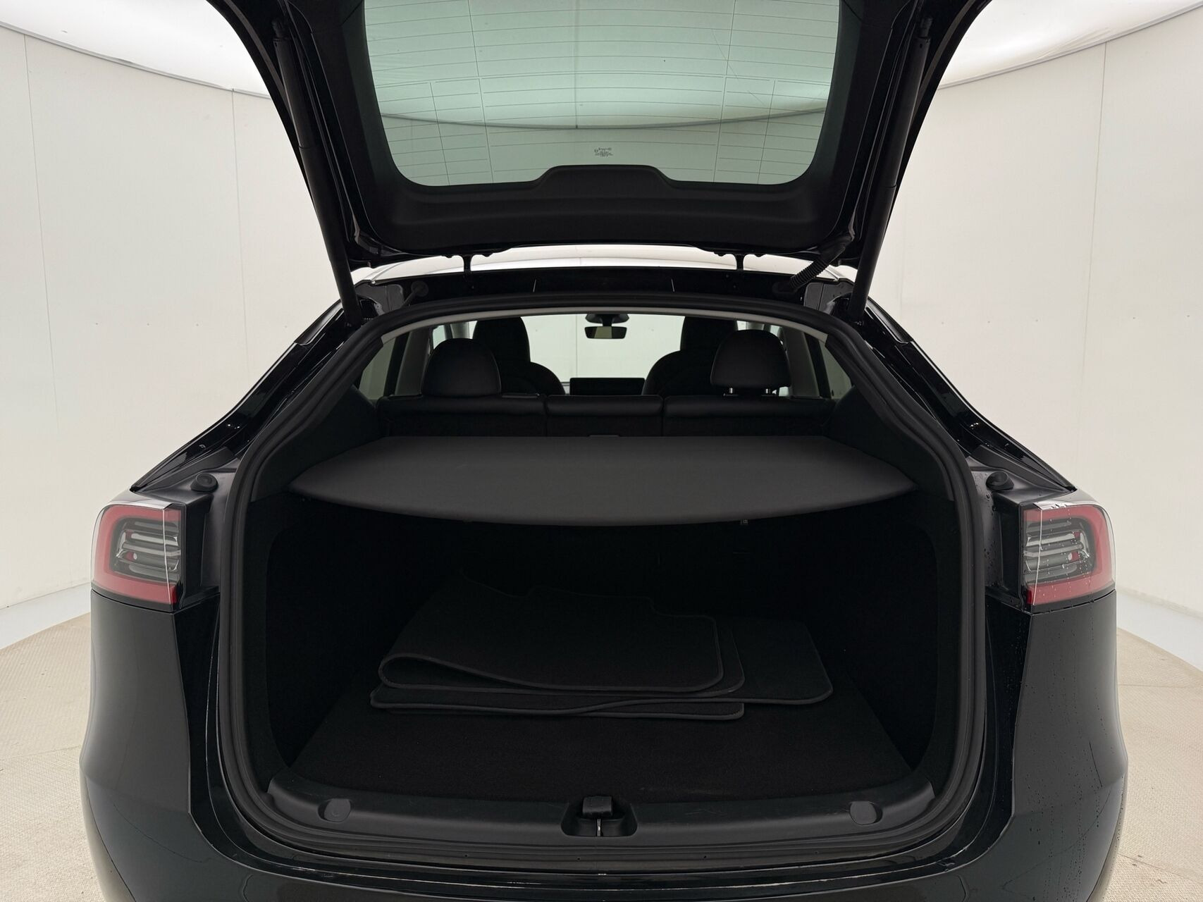 Sort Tesla Model Y fra 2024