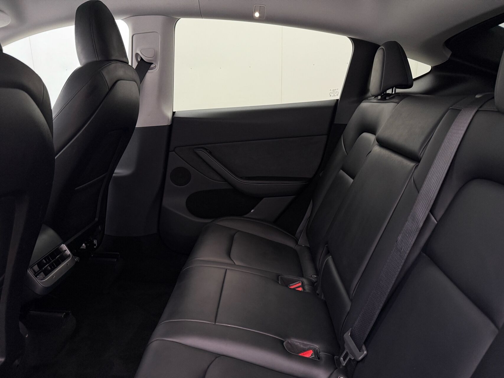 Sort Tesla Model Y fra 2024