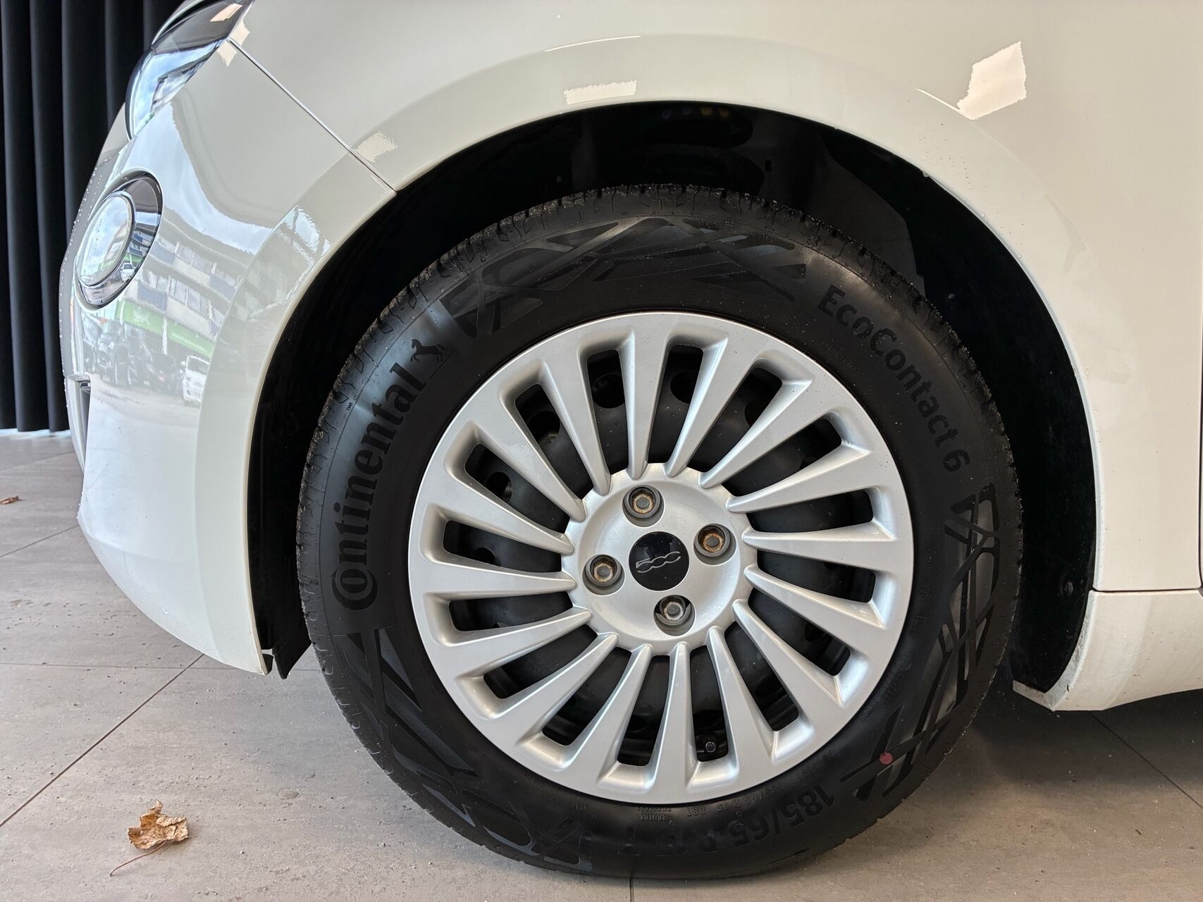 Hvid Fiat 500e fra 2023