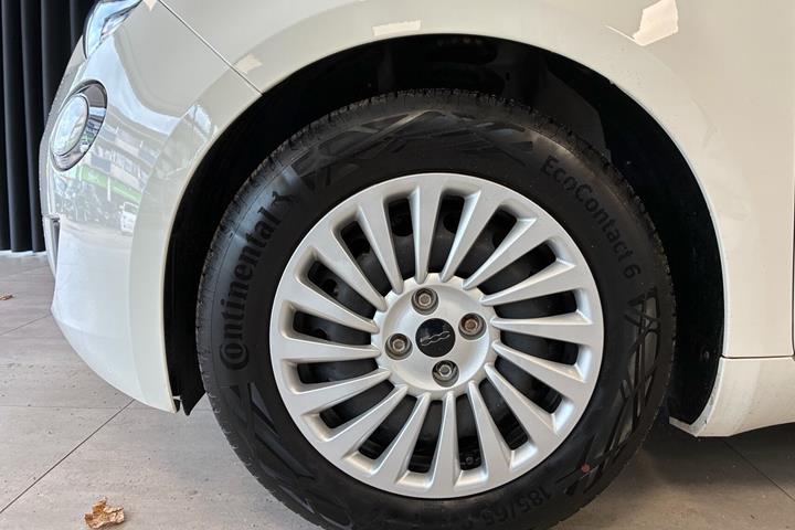 Hvid Fiat 500e fra 2023