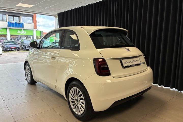 Hvid Fiat 500e fra 2023
