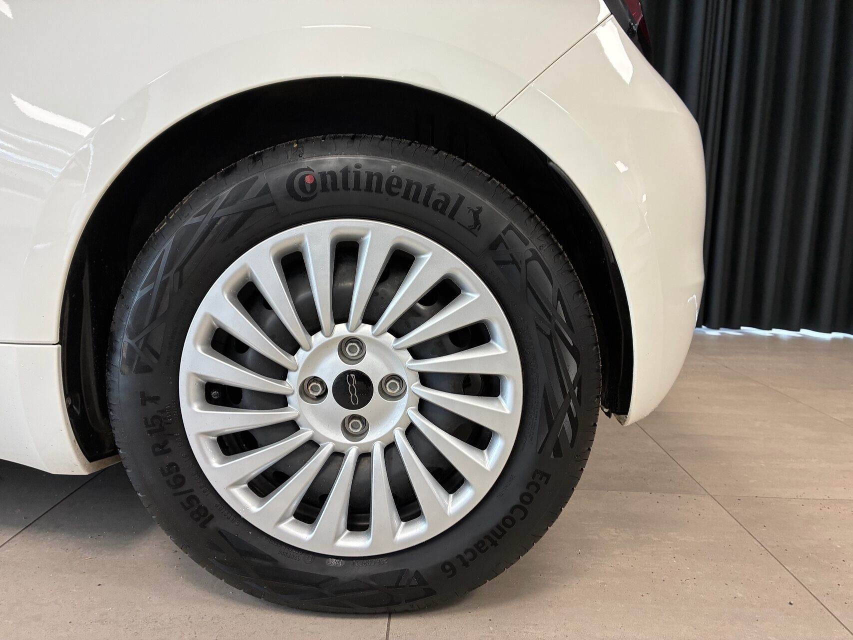 Hvid Fiat 500e fra 2023