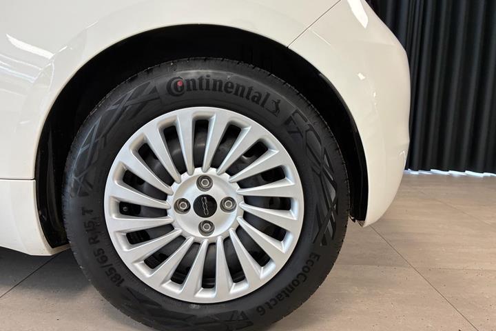 Hvid Fiat 500e fra 2023